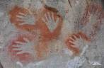 Algumas das mais de 800 mãos pintadas na Cueva de Las Manos, no sul da patagônia, na Argentina